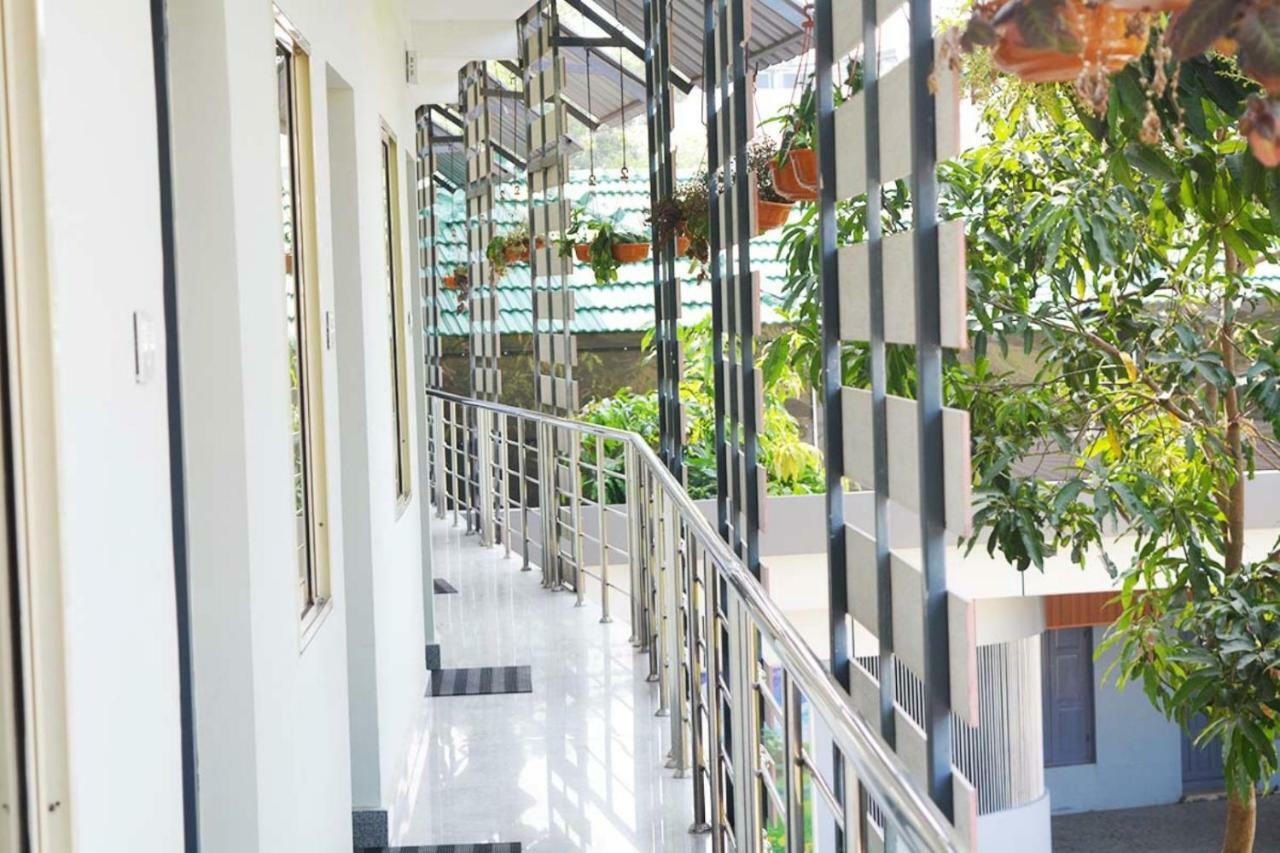 Jippus Galaxy Budget Air Port Hotel Kochi Exterior photo