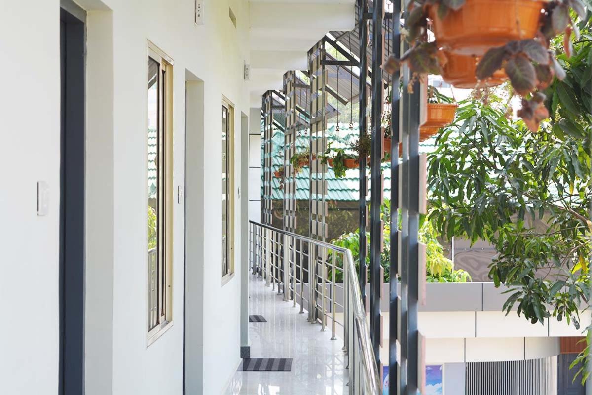 Jippus Galaxy Budget Air Port Hotel Kochi Exterior photo